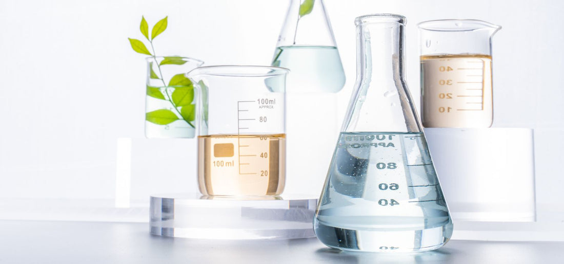 Wissenschaftliches Bild mit Reagenzgläsern und Flüssigkeiten